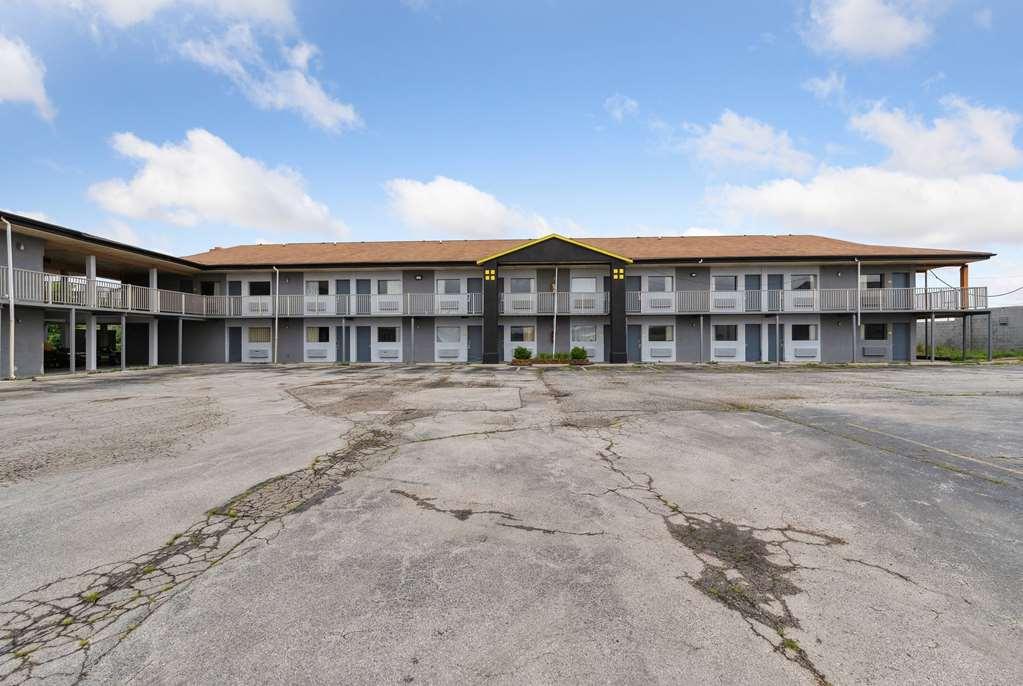 Super 8 By Wyndham Millbury/Toledo Hotel Екстериор снимка