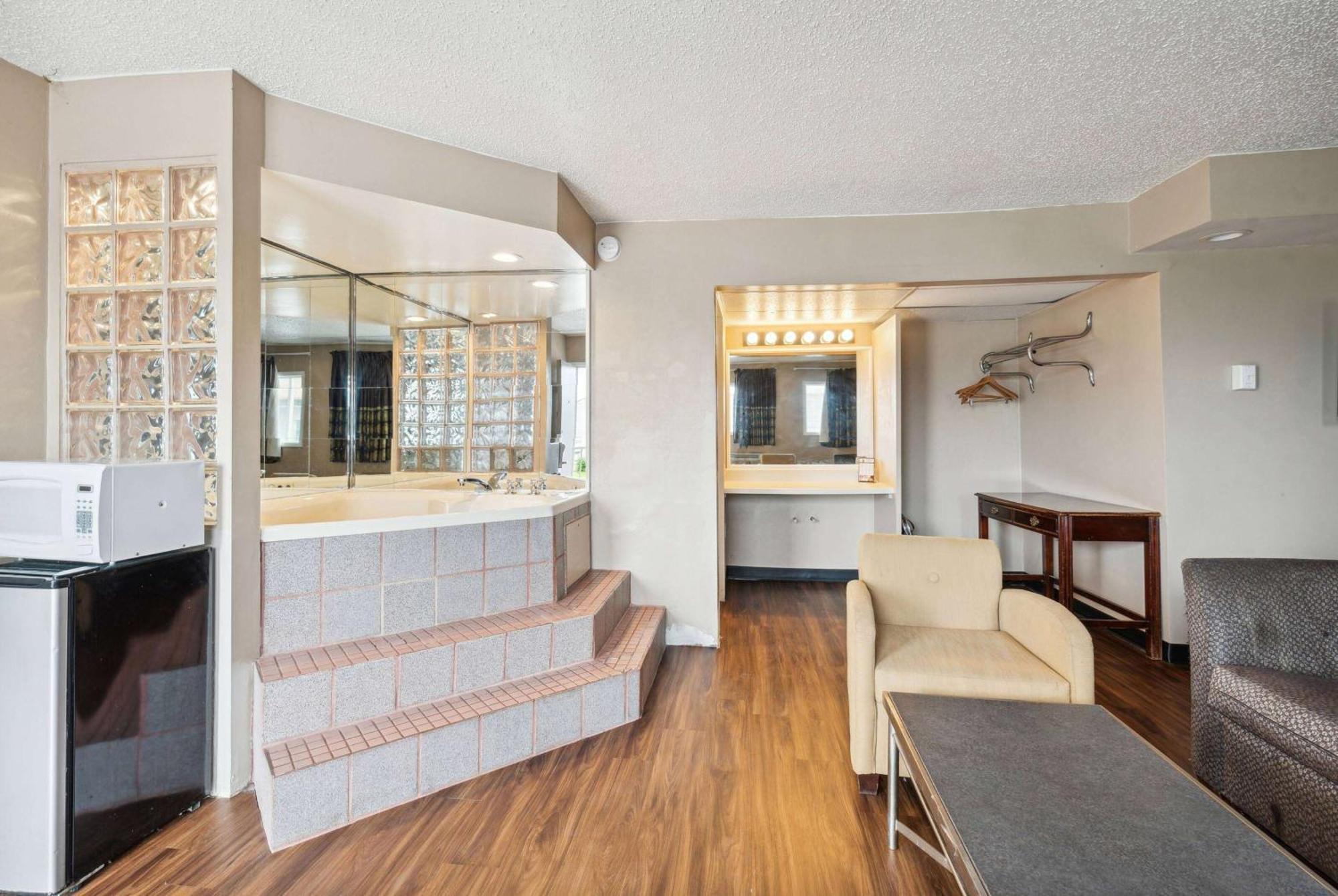 Super 8 By Wyndham Millbury/Toledo Hotel Екстериор снимка